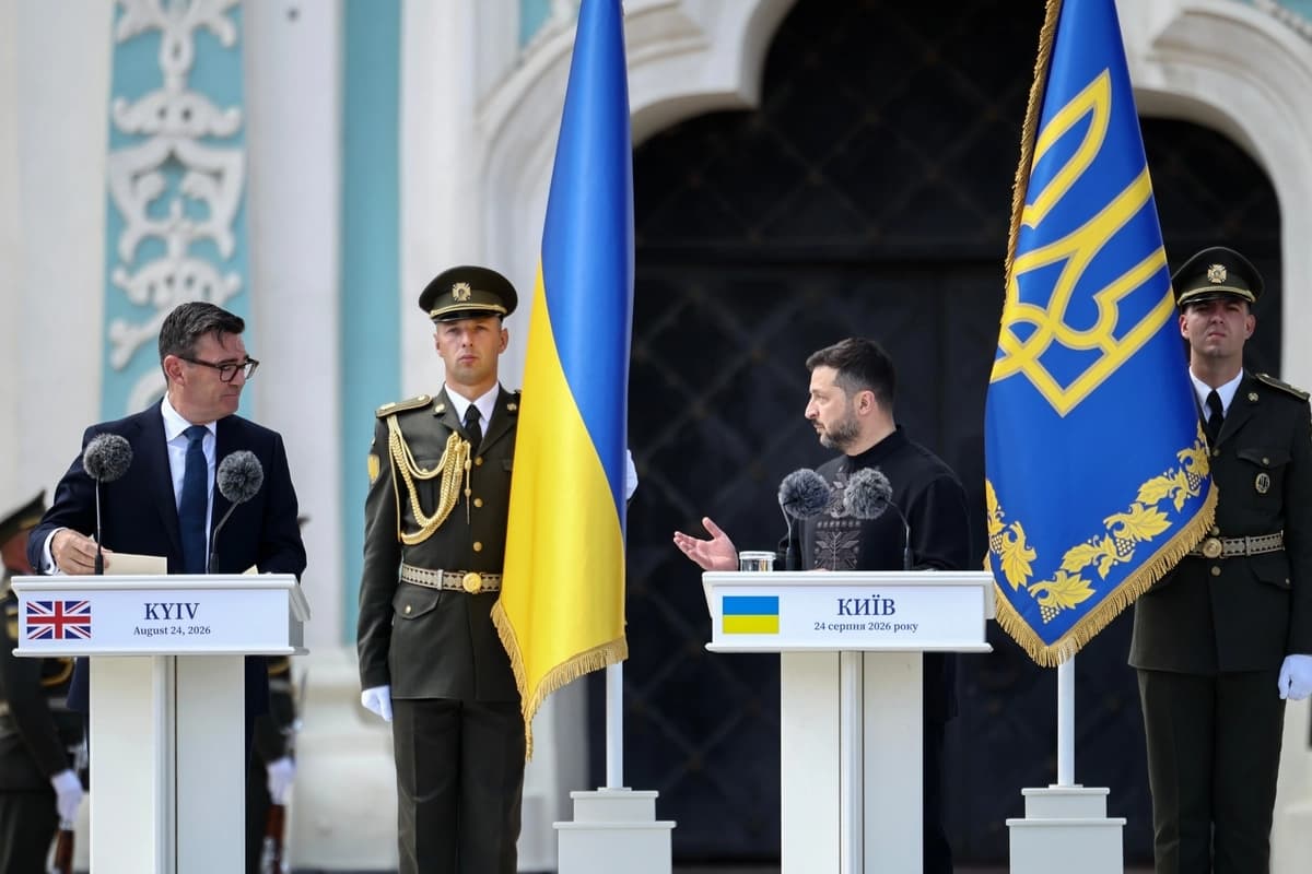 El primer ministro británico, Andy Burnham, y el presidente ucraniano, Volodímir Zelenski, durante una ceremonia para conmemorar el 35.º aniversario de la independencia de Ucrania frente a la catedral de Santa Sofía en Kiev, Ucrania, el 24 de agosto de 2026. (Henry Nicholls/Foto de pool vía AP)