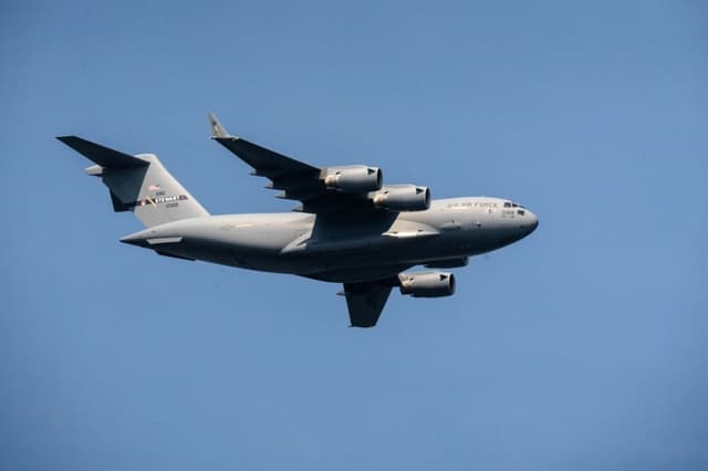 Un Boeing C-17A Globemaster III de la Fuerza Aérea de los Estados Unidos sobrevuela la Revista Naval Internacional 250 en la ciudad de Nueva York el 4 de julio de 2026. (Samira Bouaou/The Epoch Times)