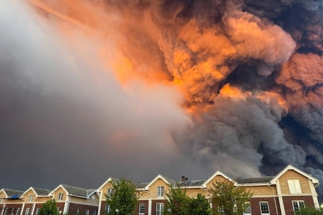 El humo se eleva desde los almacenes de Wildberries tras un ataque con drones ucranianos en Koledino, en la región de Moscú (Rusia), el 16 de agosto de 2026. (Stringer/Reuters)