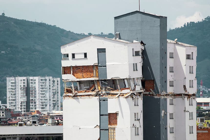 En la imagen se ve un edificio derrumbado afectado por el sismo de magnitud 7.4 en Pereira, departamento de Risaralda, Colombia, el 23 de agosto de 2026. (Esteban Vega La-Rotta / AFP vía Getty Images)