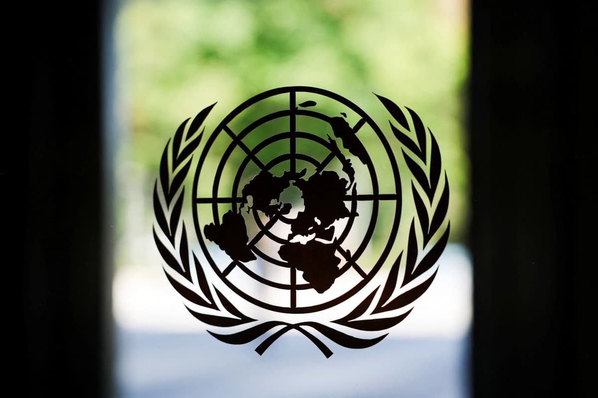 El logotipo de las Naciones Unidas adorna una ventana en la sede de la ONU en la ciudad de Nueva York el 18 de septiembre de 2025. (Jeenah Moon/Reuters).