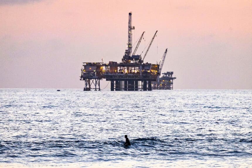 Una operación de perforación petrolífera frente a Huntington Beach, California, el 12 de septiembre de 2024. (John Fredricks/The Epoch Times).