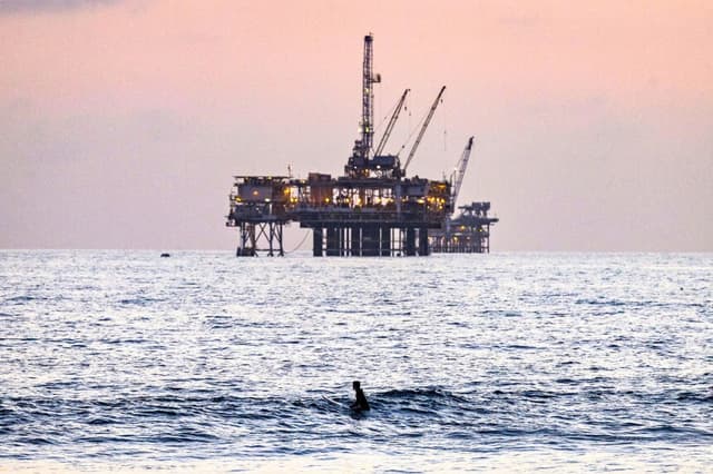 Una operación de perforación petrolífera frente a Huntington Beach, California, el 12 de septiembre de 2024. (John Fredricks/The Epoch Times).