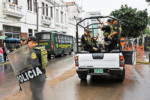 Agentes de la policía peruana patrullan cerca del Palacio de Gobierno en Lima el 3 de junio de 2026. (MARTIN BERNETTI / AFP vía Getty Images)