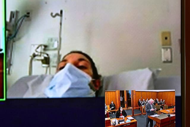 En esta imagen de video, se ve a Lindsay Clancy, con un cubrebocas sobre el rostro en un hospital, durante su comparecencia inicial por los cargos relacionados con la muerte de sus tres hijos, en la Corte de Distrito de Plymouth, en Plymouth, Massachusetts, el 7 de febrero de 2023. (David Ryan/The Boston Globe vía AP, Pool).