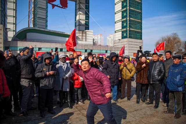 Los residentes piden un boicot a los productos surcoreanos en el noreste de la provincia de Jilin, China, el 5 de marzo de 2017. (STR/AFP/Getty Images).