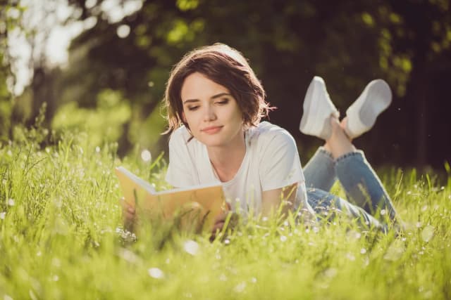 El declive en la comprensión lectora y la resistencia a la lectura entre la Generación Z de hoy en día es motivo de gran preocupación en materia de alfabetización. (Roman Samborsky/Shutterstock)