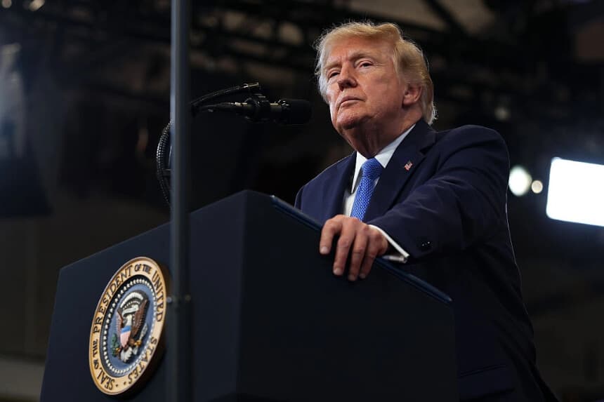 El presidente estadounidense Donald Trump hace una pausa mientras pronuncia un discurso en el Centro David S. Mack para la Formación e Inteligencia en Garden City, Nueva York, el 14 de agosto de 2026. (Samuel Corum/Getty Images).