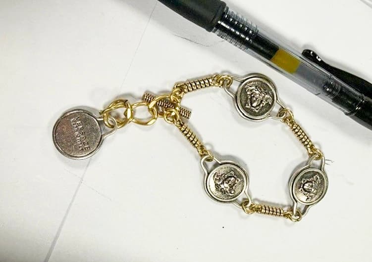 Los oficiales fronterizos interceptaron lo que describieron como una "gran variedad" de joyas falsificadas procedentes de Hong Kong que tendrían un valor de más de USD 3.7 millones si los artículos hubieran sido auténticos. Los artículos fueron incautados en Indianápolis el 18 de agosto de 2026. (Servicio de Aduanas y Protección Fronteriza de EE. UU.)