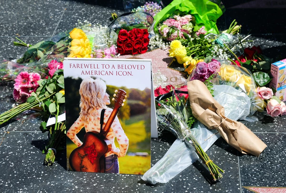 Se depositan flores en la estrella de Dolly Parton en el Paseo de la Fama de Hollywood, en Hollywood, California, el 25 de agosto de 2026. Parton falleció a los 80 años el 25 de agosto de 2026. (Frazer Harrison/Getty Images)