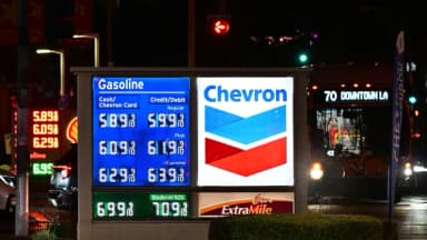 Precios de crudo estadounidense amplían sus pérdidas mientras el mercado petrolero "sigue en el limbo"