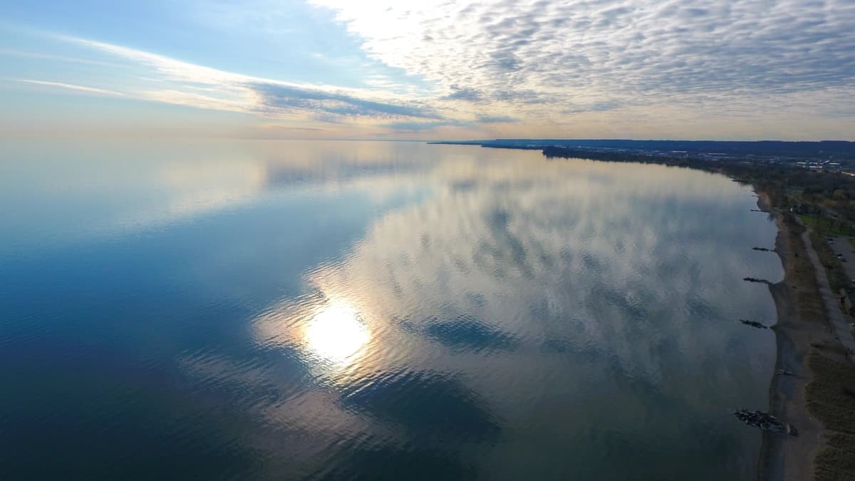 Vista aérea del lago Ontario en una fotografía de archivo. (Shutterstock/94Mark).