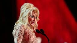 Trump ordena banderas a media asta durante una semana tras la muerte de Dolly Parton