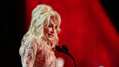 Trump ordena banderas a media asta durante una semana tras la muerte de Dolly Parton