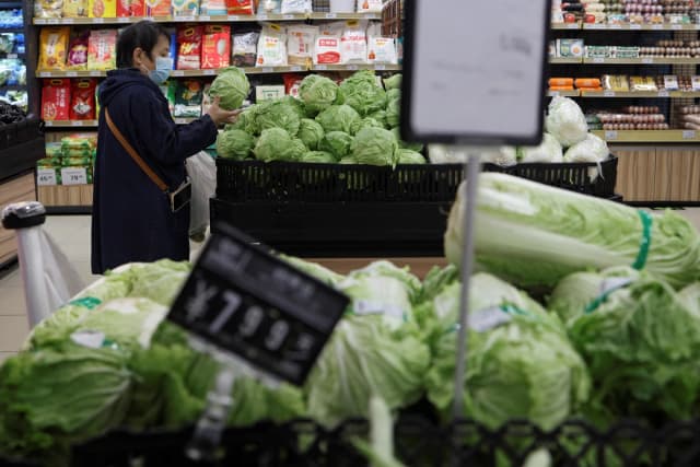 Una clienta compra repollo en un supermercado de Beijing el 17 de octubre de 2024. (Florence Lo/Reuters).