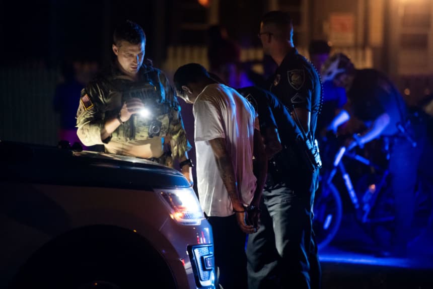 Imagen ilustrativa: Un oficial de policía habla con un hombre esposado en Carolina del Sur. (Sean Rayford/Getty Images)