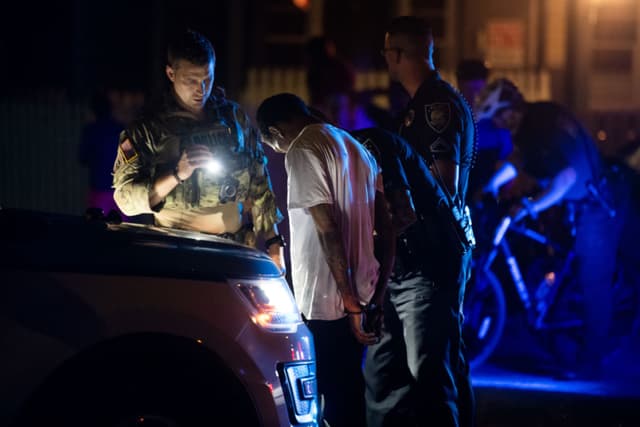 Imagen ilustrativa: Un oficial de policía habla con un hombre esposado en Carolina del Sur. (Sean Rayford/Getty Images)