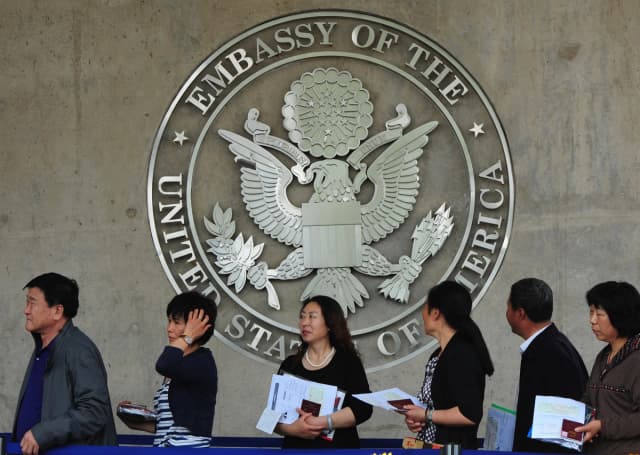 Ciudadanos chinos esperan para presentar sus solicitudes de visa en la embajada de EE. UU. en Beijing el 2 de mayo de 2012. (Mark Ralston/AFP/GettyImages)