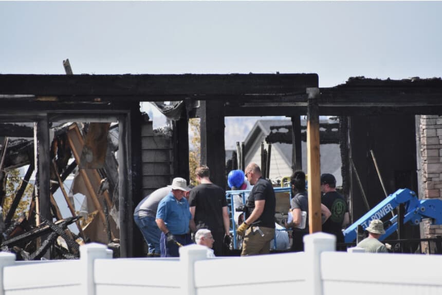 Investigadores trabajan en el lugar de los hechos el 25 de agosto de 2026, donde una familia fue asesinada y su casa incendiada en Billings, Montana. (Matthew Brown/AP).