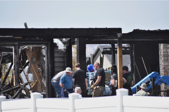 Investigadores trabajan en el lugar de los hechos el 25 de agosto de 2026, donde una familia fue asesinada y su casa incendiada en Billings, Montana. (Matthew Brown/AP).