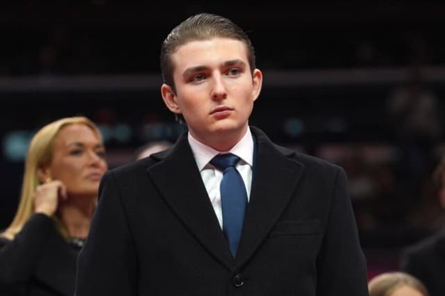 Barron Trump observa a su padre, el presidente Donald Trump, mientras asiste al desfile de investidura presidencial en el Capital One Arena de Washington el 20 de enero de 2025. (Evan Vucci/AP).