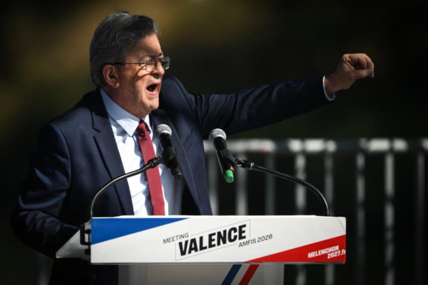 Jean-Luc Mélenchon, fundador del partido francés de izquierda La France Insoumise (LFI), pronuncia un discurso durante las Conferencias de Verano del partido en Châteauneuf-sur-Isère, cerca de Valence, en el sureste de Francia, el 23 de agosto de 2026. (OLIVIER CHASSIGNOLE / AFP vía Getty Images).
