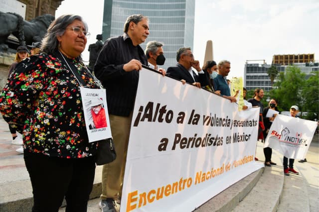 La viuda del periodista mexicano asesinado Javier Valdez, Griselda Triana (izquierda), junto con miembros de la prensa y familiares, se manifiestan durante una protesta contra el asesinato de periodistas en el marco del Encuentro Nacional de Periodistas, en el monumento al Ángel de la Independencia en la Ciudad de México, el 9 de mayo de 2022. (ALFREDO ESTRELLA/AFP vía Getty Images)