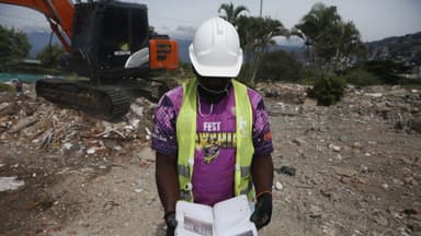 Bajo los escombros de Cali, sobrevivientes rastrean los objetos que sobrevivieron al terremoto