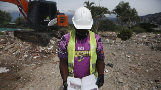 Bajo los escombros de Cali, sobrevivientes rastrean los objetos que sobrevivieron al terremoto