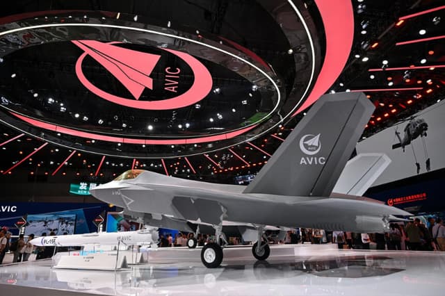 Un modelo de un caza furtivo J-35A fabricado en China se exhibe en un stand de AVIC (China Aviation Industry Corporation) durante la 15ª Exposición Internacional de Aviación y Aeroespacial de China en Zhuhai, en la provincia de Guangdong, en el sur de China, el 14 de noviembre de 2024. (Hector Retamal / AFP vía Getty Images).