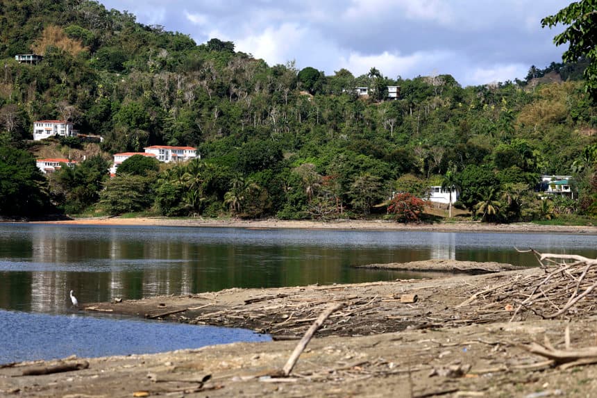 Fotografía de archivo que muestra el bajo nivel del agua en el lago Carraízo en Trujillo Alto, Puerto Rico. (EFE/Thais Llorca)