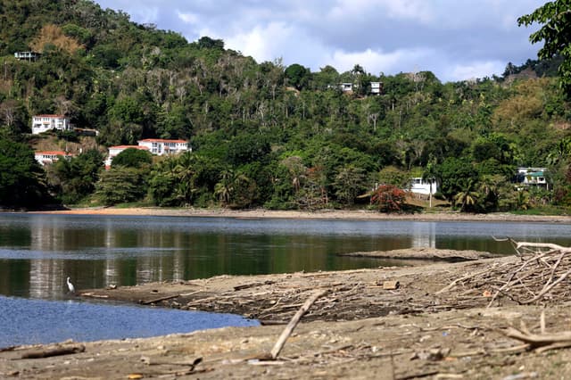 Fotografía de archivo que muestra el bajo nivel del agua en el lago Carraízo en Trujillo Alto, Puerto Rico. (EFE/Thais Llorca)