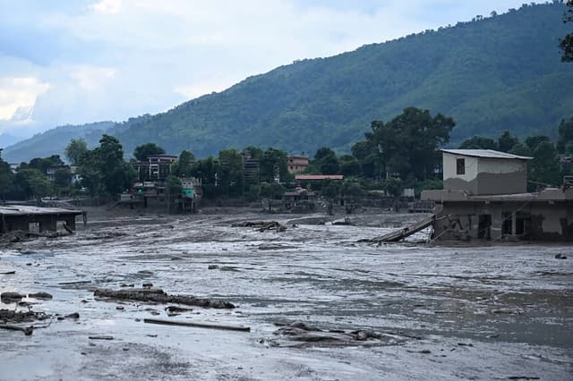Las casas yacen inundadas de lodo tras las inundaciones repentinas en Devghat, en el distrito de Nuwakot, Nepal, el 26 de agosto de 2026. (Prakash Mathema/AFP vía Getty Images).