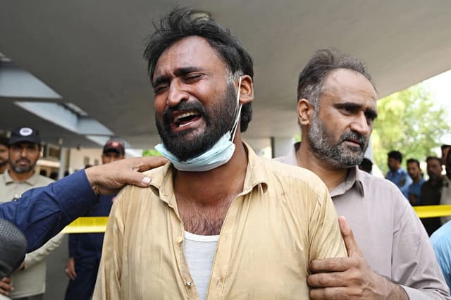 Un padre reacciona tras la muerte de su hijo tras un incendio frente a la sala de Salud Materna e Infantil del Hospital del Instituto de Ciencias Médicas de Pakistán en Islamabad, el 26 de agosto de 2026. (Aamir Qureshi/AFP vía Getty Images).