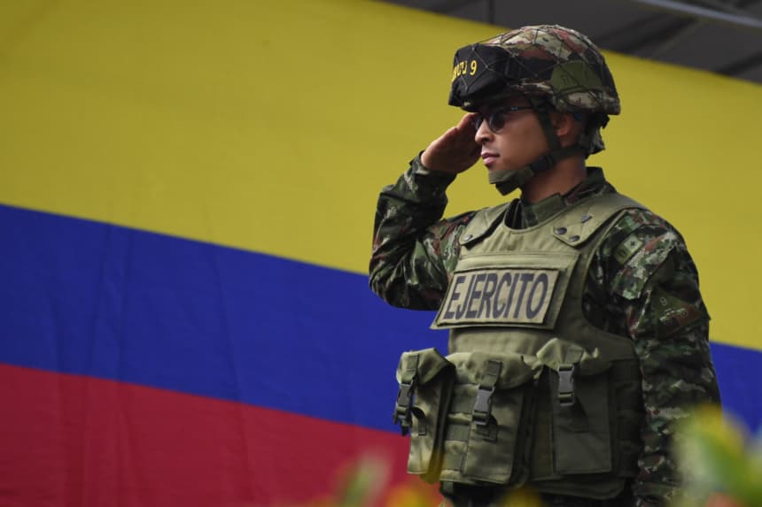 Un militar saluda durante un desfile militar en conmemoración del Día de la Independencia de Colombia en Medellín, Colombia, el 20 de julio de 2026. (Jaime SALDARRIAGA / AFP via Getty Images)