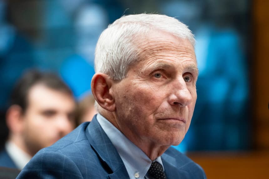 El Dr. Anthony Fauci, exdirector del Instituto Nacional de Alergias y Enfermedades Infecciosas de los Institutos Nacionales de Salud, testifica ante el Comité del Senado sobre Seguridad Nacional y Asuntos Gubernamentales en Washington el 29 de julio de 2026. (Madalina Kilroy /The Epoch Times).
