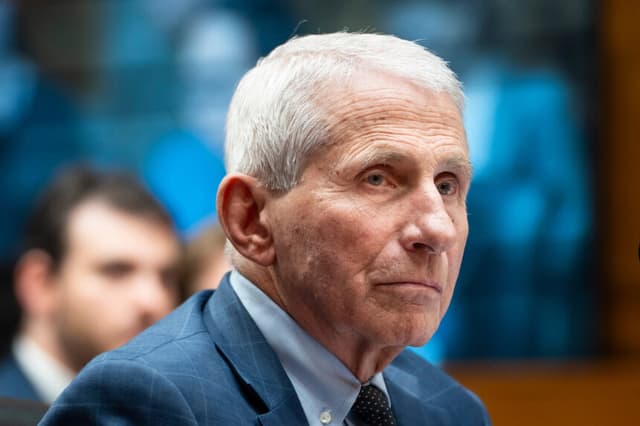 El Dr. Anthony Fauci, exdirector del Instituto Nacional de Alergias y Enfermedades Infecciosas de los Institutos Nacionales de Salud, testifica ante el Comité del Senado sobre Seguridad Nacional y Asuntos Gubernamentales en Washington el 29 de julio de 2026. (Madalina Kilroy /The Epoch Times).