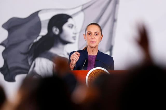 La presidenta de México, Claudia Sheinbaum, habla durante una rueda de prensa este miércoles, en Palacio Nacional en Ciudad de México, México. (EFE/Isaac Esquivel)