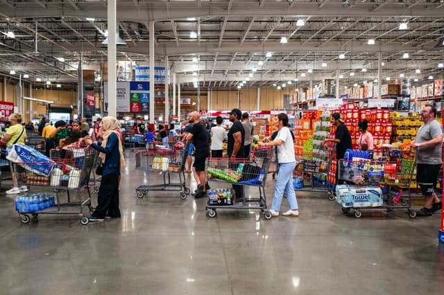 La gente compra en una tienda en Elkridge, Maryland, el 11 de julio de 2025. (Madalina Kilroy/The Epoch Times).