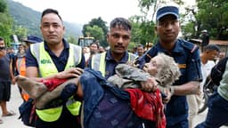 Una enorme riada deja cerca de 100 víctimas y casi 900 desaparecidos en Nepal y China