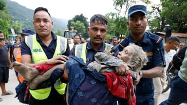 Una enorme riada deja cerca de 100 víctimas y casi 900 desaparecidos en Nepal y China