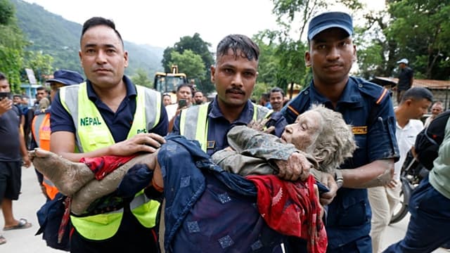 Una enorme riada deja cerca de 100 víctimas y casi 900 desaparecidos en Nepal y China