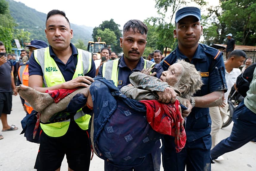 Una anciana es rescatada de un geriátrico en Devighat tras una repentina inundación en Trishuli Bazar, distrito de Nuwakot, Nepal, el 26 de agosto de 2026. Varias personas murieron y otras tantas fueron reportadas como desaparecidas después de que una masiva inundación repentina arrasara los distritos de Rasuwa y Nuwakot, causando una destrucción generalizada en asentamientos e infraestructuras, según las autoridades locales. (Inundaciones) (EFE/EPA/NARENDRA SHRESTHA)
