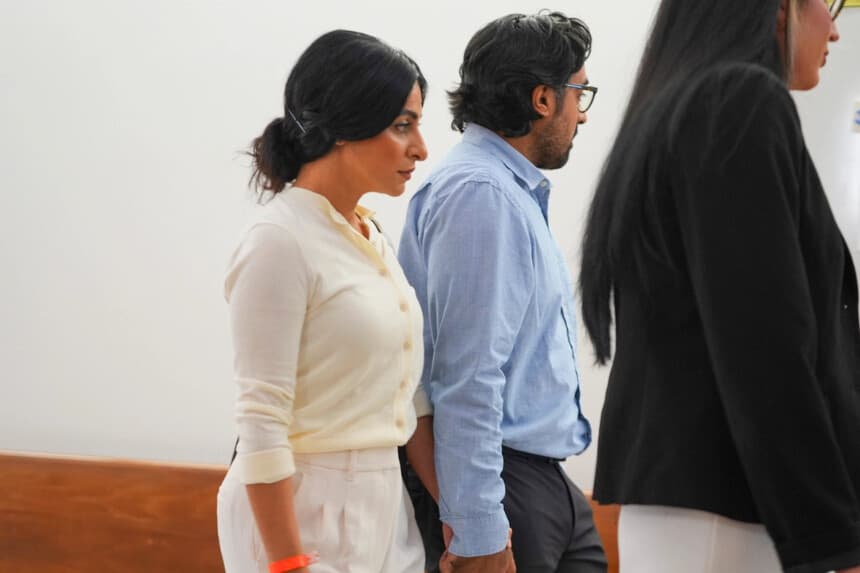 Nausheen Gilkar, a la izquierda, y su marido Omar Ahmed llegan a una vista judicial en Dallas, el martes 25 de agosto de 2026. (AP Photo/LM Otero).
