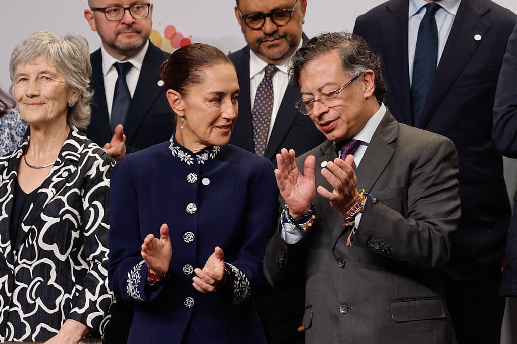 La presidenta de México, Claudia Sheinbaum (C), y el ex presidente de Colombia, Gustavo Petro, en Barcelona el 18 de abril de 2026. (Oscar DEL POZO / AFP vía Getty Images)