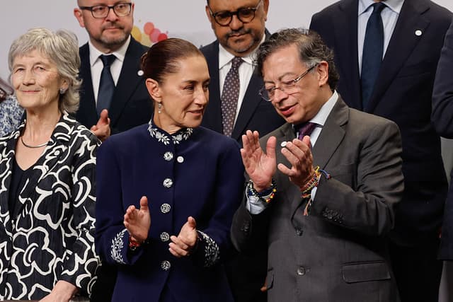 La presidenta de México, Claudia Sheinbaum (C), y el ex presidente de Colombia, Gustavo Petro, en Barcelona el 18 de abril de 2026. (Oscar DEL POZO / AFP vía Getty Images)