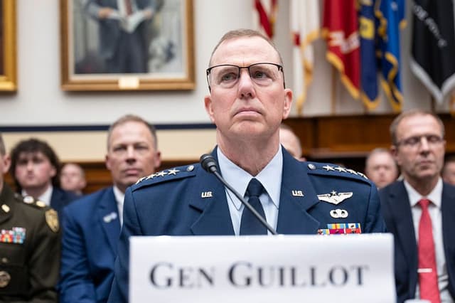 El general Gregory Guillot, comandante del Comando Norte de EE. UU. y del Comando de Defensa Aeroespacial de América del Norte, se prepara antes de la audiencia de la Subcomisión de Servicios Armados de la Cámara de Representantes sobre los programas y actividades de defensa antimisiles y neutralización de misiles para el año fiscal 27, celebrada en el edificio de oficinas Rayburn de la Cámara de Representantes, el 15 de abril de 2026 en Washington, DC. (Luke Johnson/Getty Images)
