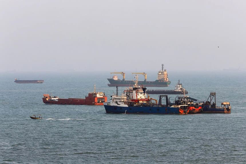 Barcos en el Estrecho de Ormuz, frente a la costa de Bandar Abbas, Irán, el 10 de agosto de 2026. (Ali Saeedi/Getty Images).