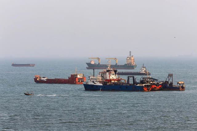 Barcos en el Estrecho de Ormuz, frente a la costa de Bandar Abbas, Irán, el 10 de agosto de 2026. (Ali Saeedi/Getty Images).