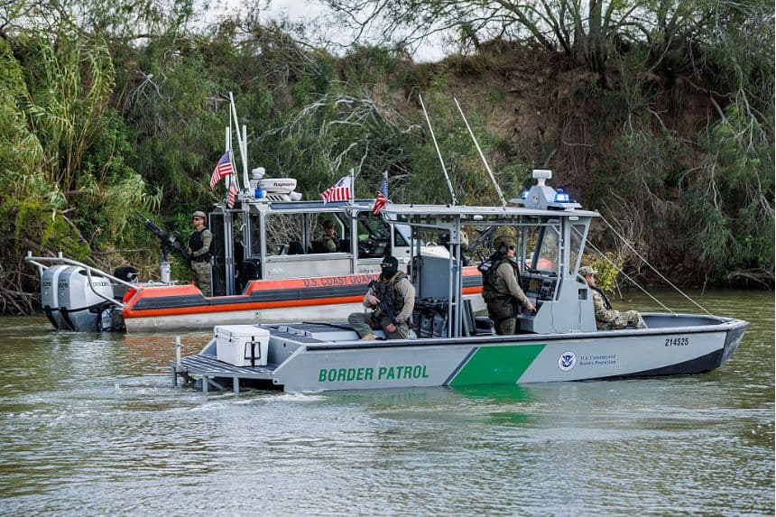 Una embarcación de la Guardia Costera de EE. UU. y de la Patrulla Fronteriza de EE. UU. patrulla el río Grande el 7 de enero de 2026 en Brownsville, Texas. (Michael González/Getty Images)